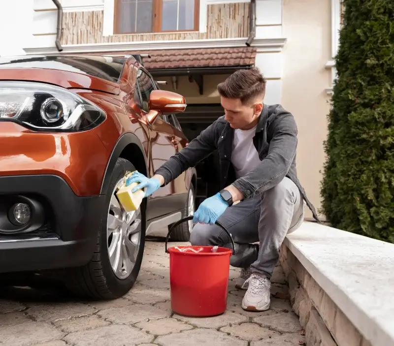 Lavage auto à domicile Frazé : professionnel intervenant sur un véhicule